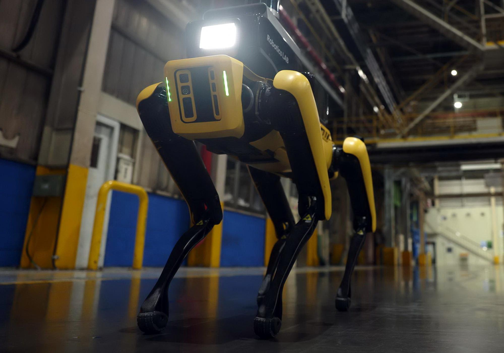 Робот-охранник Человек не нужен: роботы Hyundai Boston Dynamics приступили к охране заводов и работе в страховых компаниях